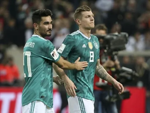 Paulinho khiến Kroos tắt điện như thế nào?