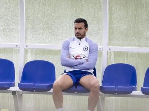 Pedro âu sầu nhìn các đồng đội tập luyện trước đại chiến với Tottenham