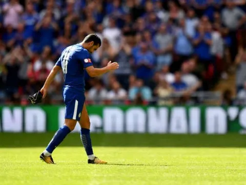Pedro bị đuổi, fan Chelsea tố trọng tài là người của Arsenal