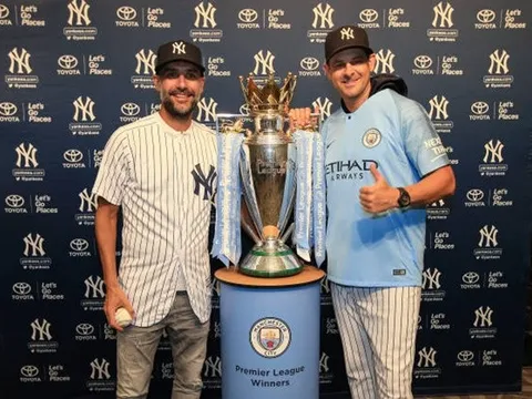Pep đem cúp đến sân bóng chày, quảng bá cho Man City