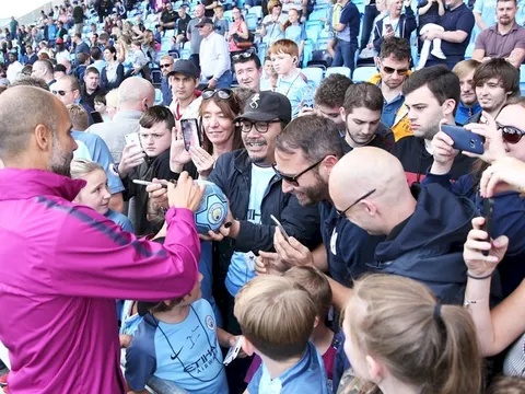 Pep ký tên mỏi tay cho NHM đến xem Man City tập luyện