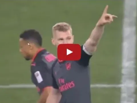 Per Mertesacker móc bóng đẹp mắt, mở tỉ số cho Arsenal trước Sydney