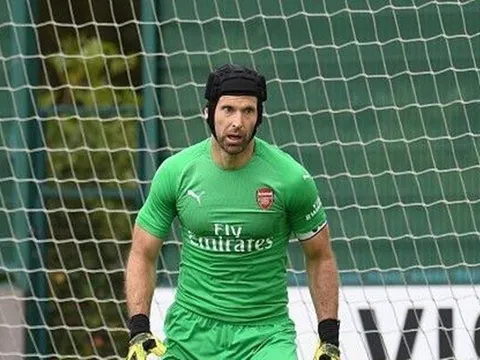 Fan Arsenal choáng với bức ảnh của Petr Cech
