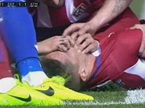 Pha bóng khiến các fan Torres đứng tim