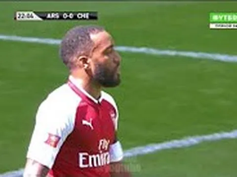 Pha dứt điểm trúng cột dọc của Lacazette