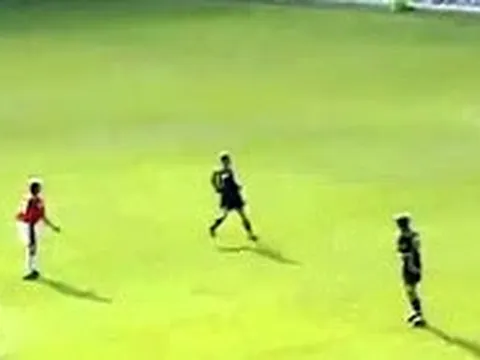 Pha làm bàn từ giữa sân 'để đời' của David Beckham