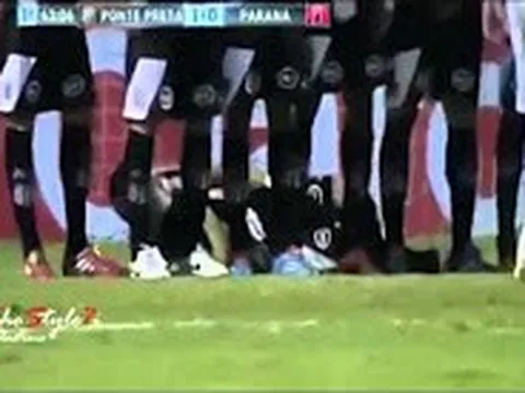Pha lập hàng rào khó đỡ trong bóng đá
