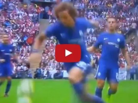 Pha phòng ngự rất 'tỉnh' của David Luiz trước Arsenal