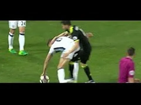 Pha qua người siêu đỉnh bằng... tay của cựu sao Man Utd