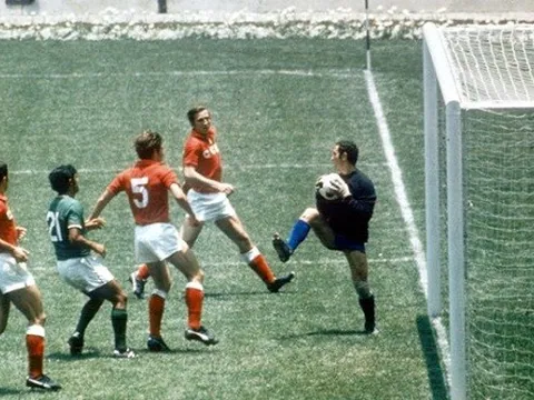 Pha thay người đầu tiên trong lịch sử World Cup