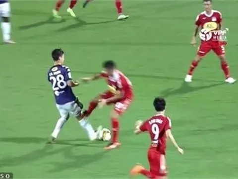 Pha vào bóng rợn người của Tăng Tiến về phía Duy Mạnh