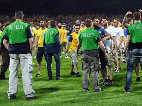 Phẫn nộ khi không thể lên hạng, CĐV Braunschweig kéo nhau lao xuống sân đòi ăn thua đủ với Wolfsburg