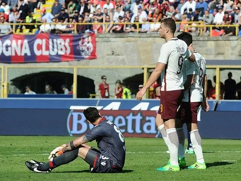 Pháo sáng rực trời trong ngày Roma thắng dễ Bologna