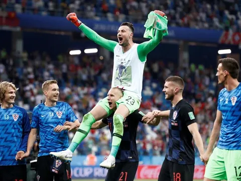 Phì cười cảnh thủ môn Croatia ngã lộn cổ khi ăn mừng