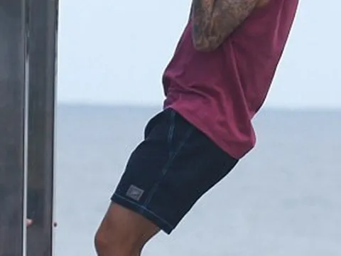 Philippe Coutinho đu xà ấn tượng tại quê nhà