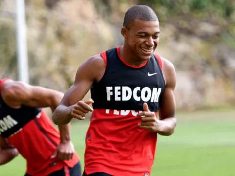 Phớt lờ cả thế giới, Mbappe trở lại Monaco tập luyện