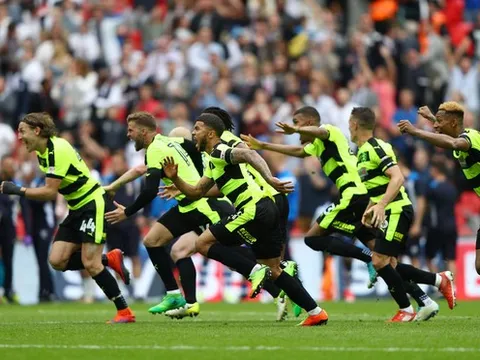 Phút giây Huddersfield chính thức ghi tên mình lên bản đồ giải đấu Ngoại hạng Anh