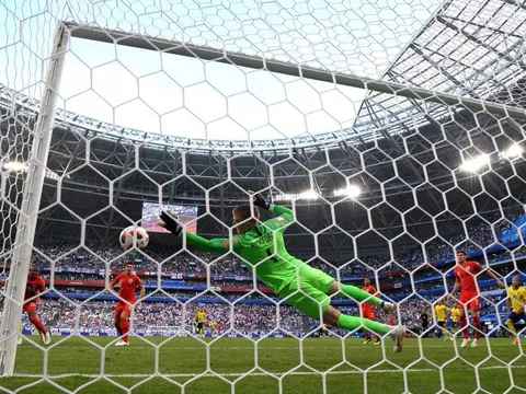 "Pickford hóa De Gea à? Không, xuất sắc hơn nhiều!"