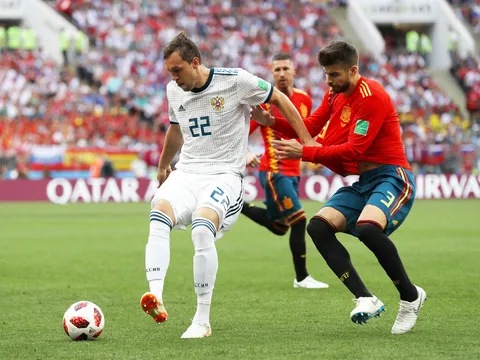 "Pique! Thật là một gã trung vệ ngu ngốc"