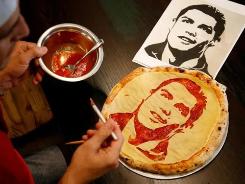 Đến Nga mùa World Cup: Thưởng thức pizza in hình Ronaldo và Suarez