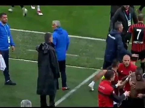Tự ý rời sân khi đang thi đấu, anh trai Pogba bị đồng đội dọa đánh