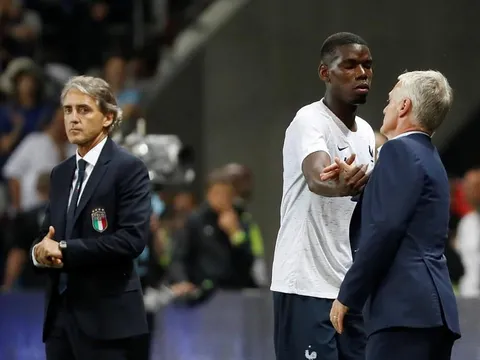 Pogba bị fan la ó, HLV Deschamps nói gì?