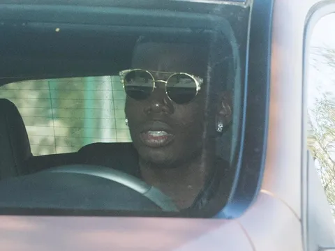Pogba chạy xe đến sân tập, nhiều khả năng ra sân trước Man City