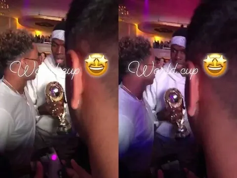 Pogba cho Lingard sờ thử cúp vàng trên đất Mỹ