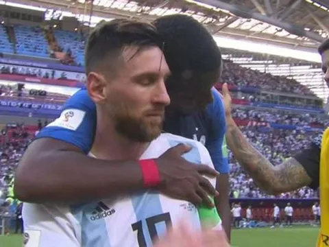Pogba dành cái ôm vỗ về Messi khi Argentina bị loại khỏi World Cup