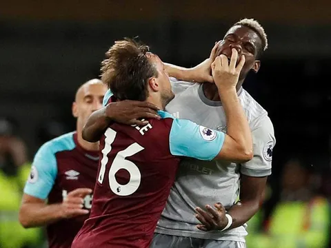 Pogba 'đấu võ' với Mark Noble rồi ôm nhau thắm thiết