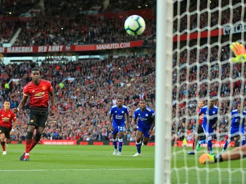 Pogba phản ứng thế nào với hành động giành đá penalty của Alexis Sanchez?