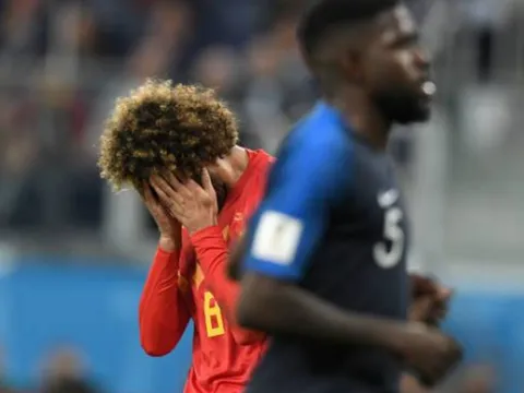 Pogba làm gì để an ủi người đàn anh Fellaini sau trận?