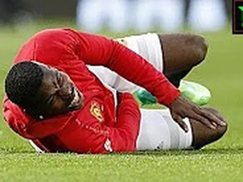 Pogba lăn lộn trên sân vì bị đá trúng 'chỗ hiểm'