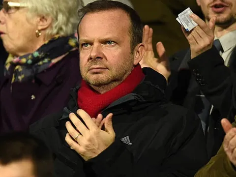 Ed Woodward nên chọn Mourinho, hay nghe theo Pogba?