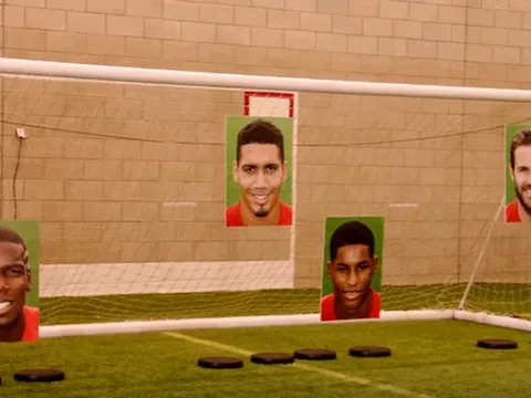 Pogba, Mata, Rashford và Smalling trổ tài sút phạt