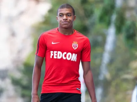 PSG rút lui, Mbappe lủi thủi ra sân tập cùng Monaco