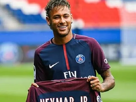 PSG thu về bao nhiêu tiền trong ngày đầu tiên bán áo đấu Neymar?