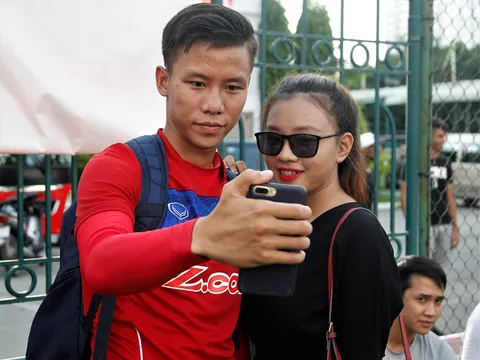 Quế Ngọc Hải "đốn tim" fan nữ trên sân cỏ