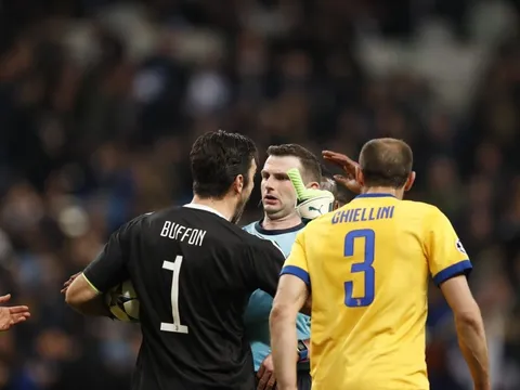 Quan điểm: Michael Oliver là trọng tài xuất sắc, dũng cảm và nên dự World Cup