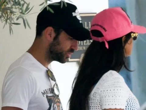 Quên đi World Cup, Fabregas dẫn 'vợ già' đi du hí