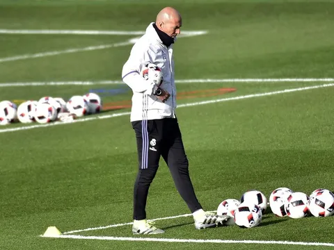 Quyết lấy cúp Champions League, Zidane xỏ giày đá bóng