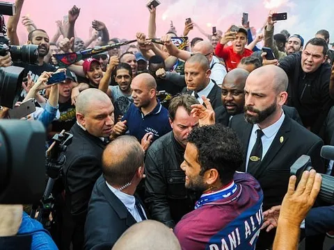Ra mắt PSG, Dani Alves được chào đón như ông hoàng