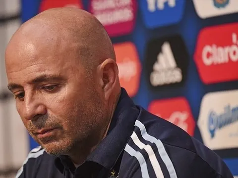 Ra quân toàn thắng, Sampaoli vẫn bị Maradona chê tả tơi