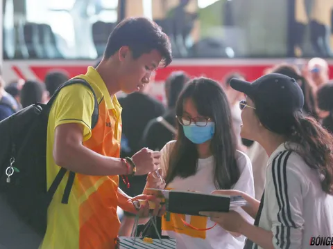 Fan đổ bộ lên sân bay, U23 Việt Nam chính thức lên đường chinh phục ASIAD 2018