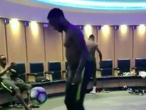 Raheem Sterling biểu diễn kỹ thuật thượng thừa trong phòng thay đồ
