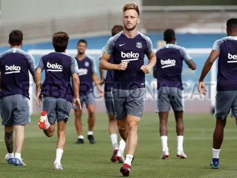 Rakitic buồn thiu khi Vidal xuất hiện trên sân tập Barca