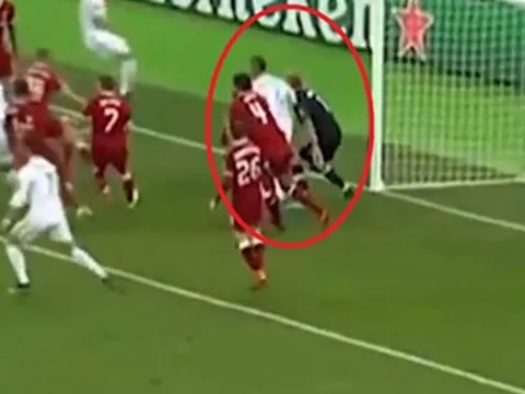 Sau khi khiến Salah chấn thương, Ramos thúc cùi chỏ vào mặt Karius