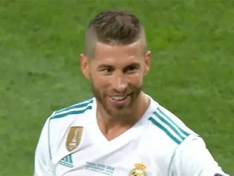 Lộ hình ảnh Ramos cười hớn hở khi Salah khóc rời sân