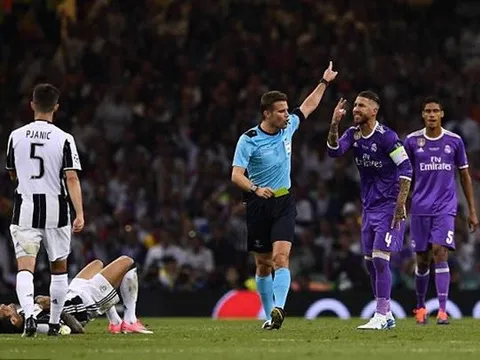 Trước Salah, Ramos từng dùng chiêu bẻ vai hạ Dani Alves?