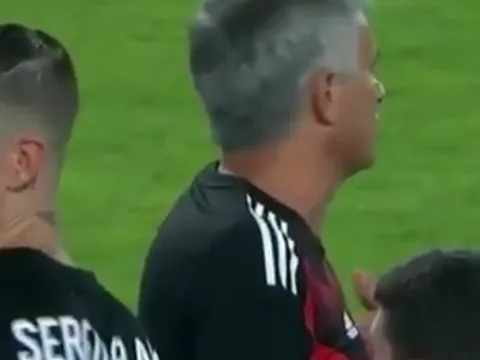 Ramos cười đểu, ám chỉ Mourinho "kém thông minh"